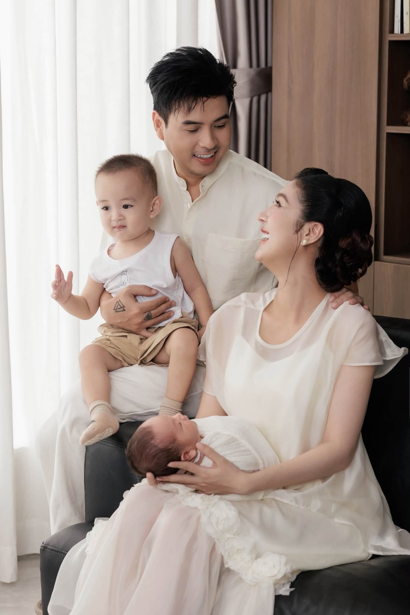Hồ Quang Hiếu khoe tổ ấm nhỏ 4 người, nhan sắc bà xã 3 tuần sau sinh gây sốt mạng - Ảnh 1.