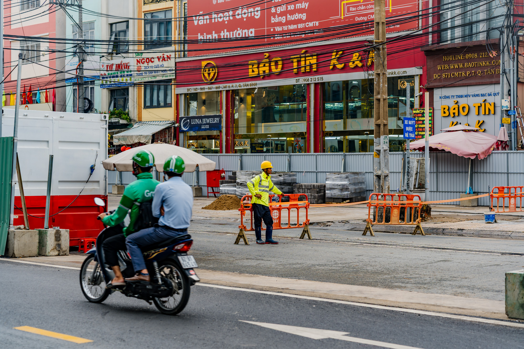 Cận cảnh đại công trường Metro số 2: Nơi đón siêu máy khoan hầm, nơi rục rịch quây tôn - Ảnh 10.