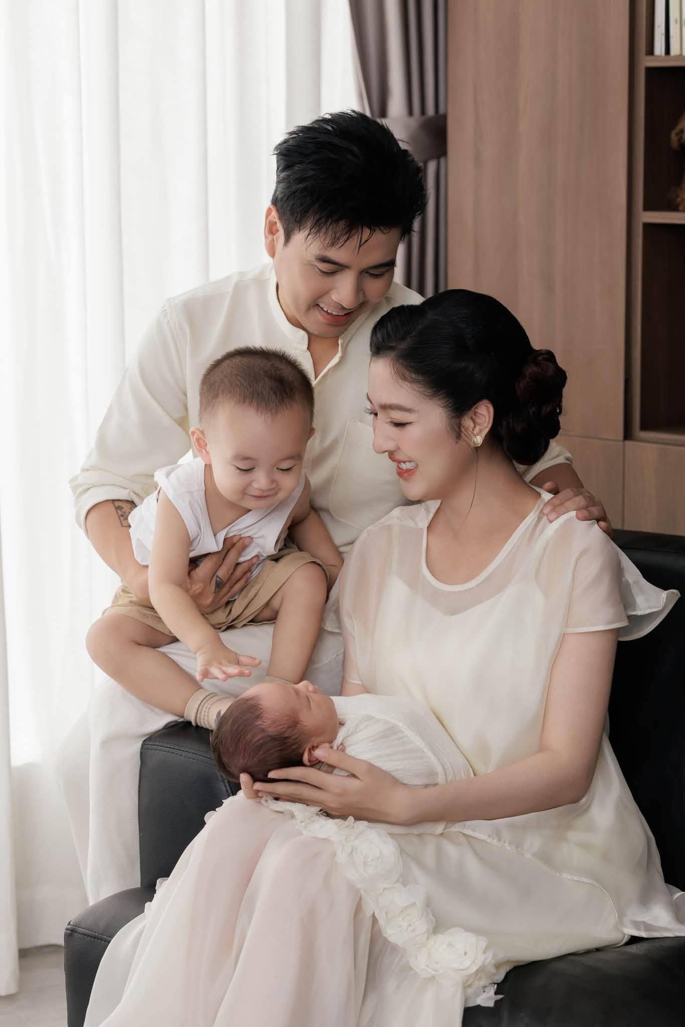 Hồ Quang Hiếu khoe tổ ấm nhỏ 4 người, nhan sắc bà xã 3 tuần sau sinh gây sốt mạng - Ảnh 2.