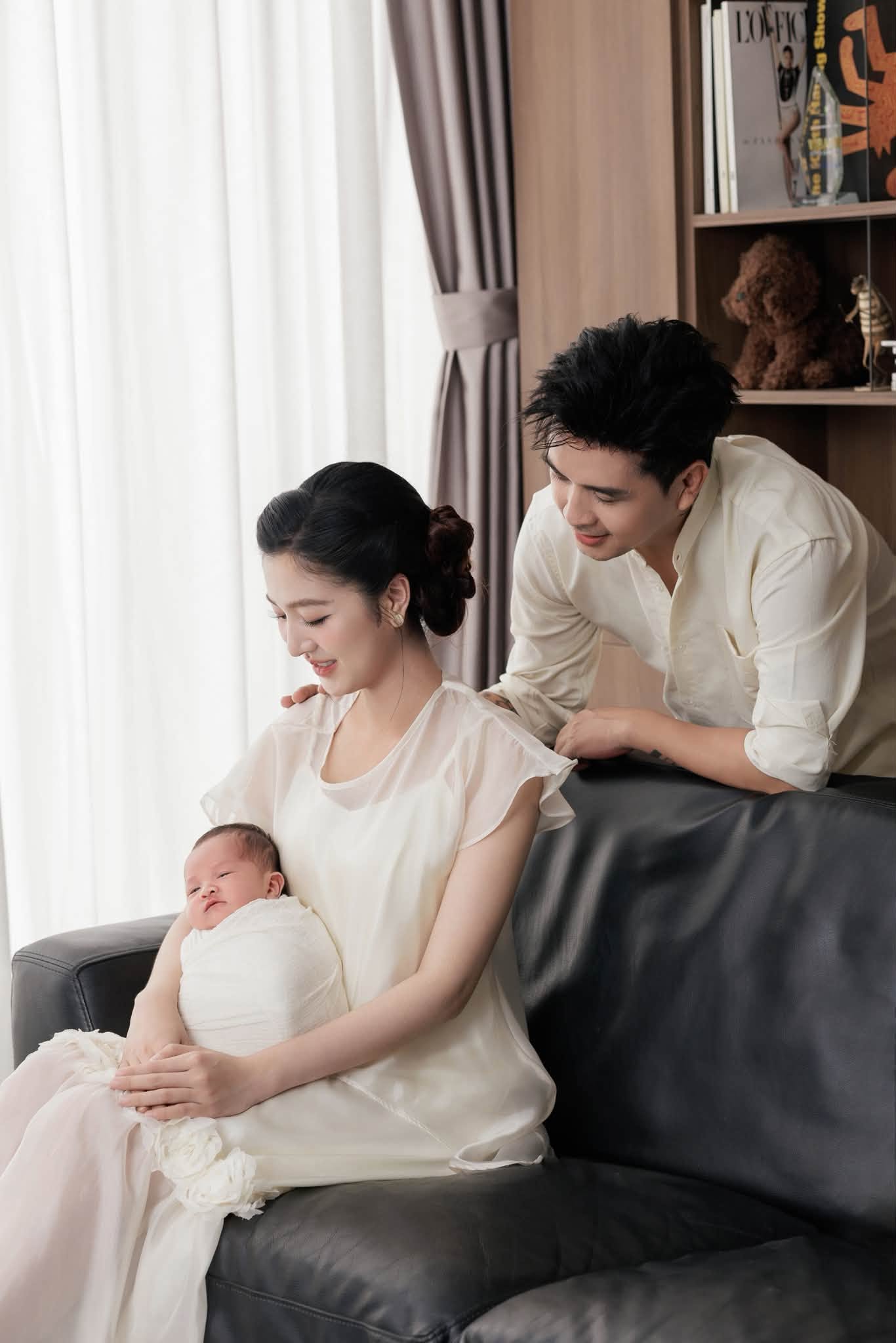 Hồ Quang Hiếu khoe tổ ấm nhỏ 4 người, nhan sắc bà xã 3 tuần sau sinh gây sốt mạng - Ảnh 3.