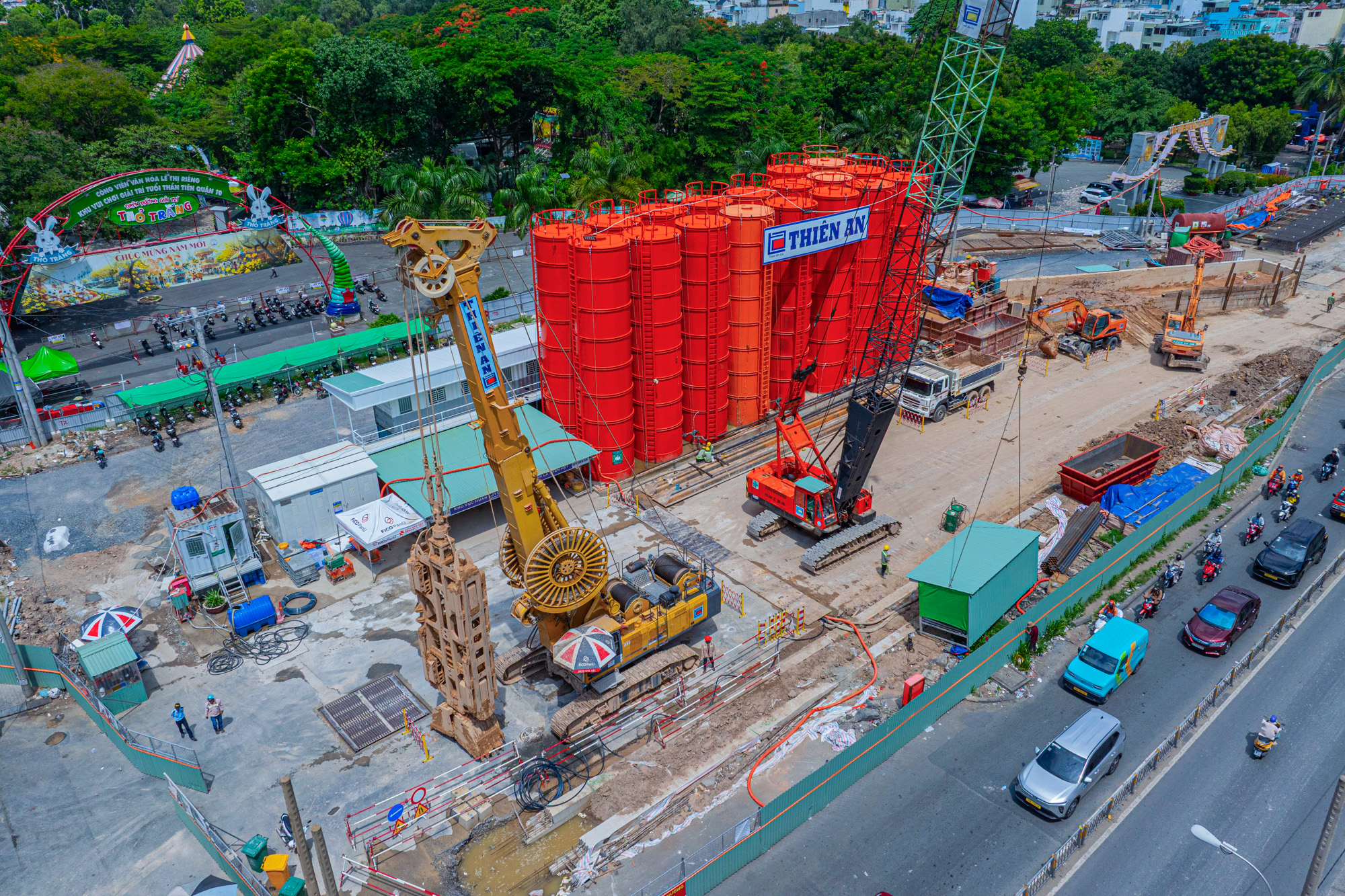 Cận cảnh đại công trường Metro số 2: Nơi đón siêu máy khoan hầm, nơi rục rịch quây tôn - Ảnh 3.