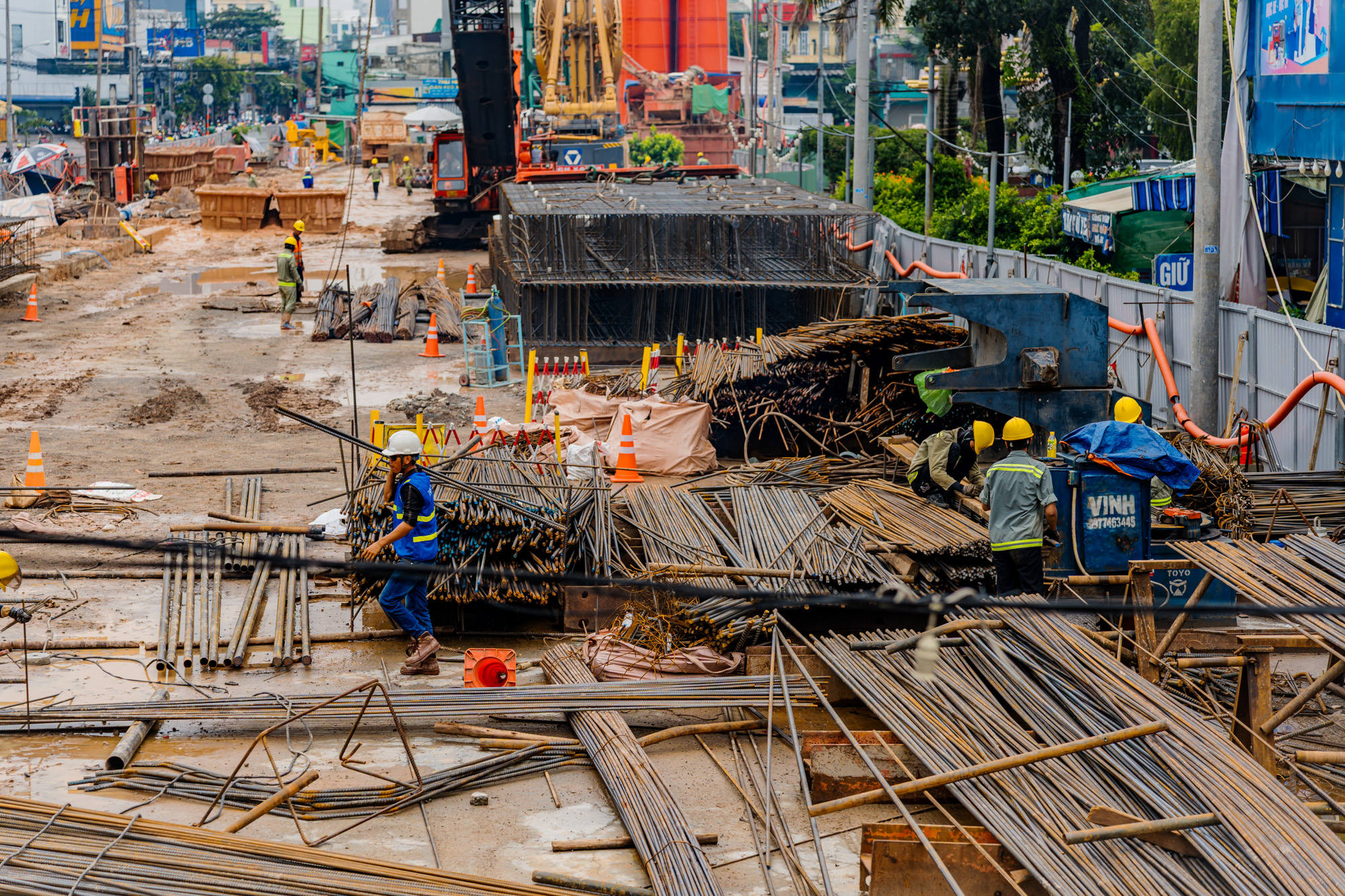 Cận cảnh đại công trường Metro số 2: Nơi đón siêu máy khoan hầm, nơi rục rịch quây tôn - Ảnh 4.