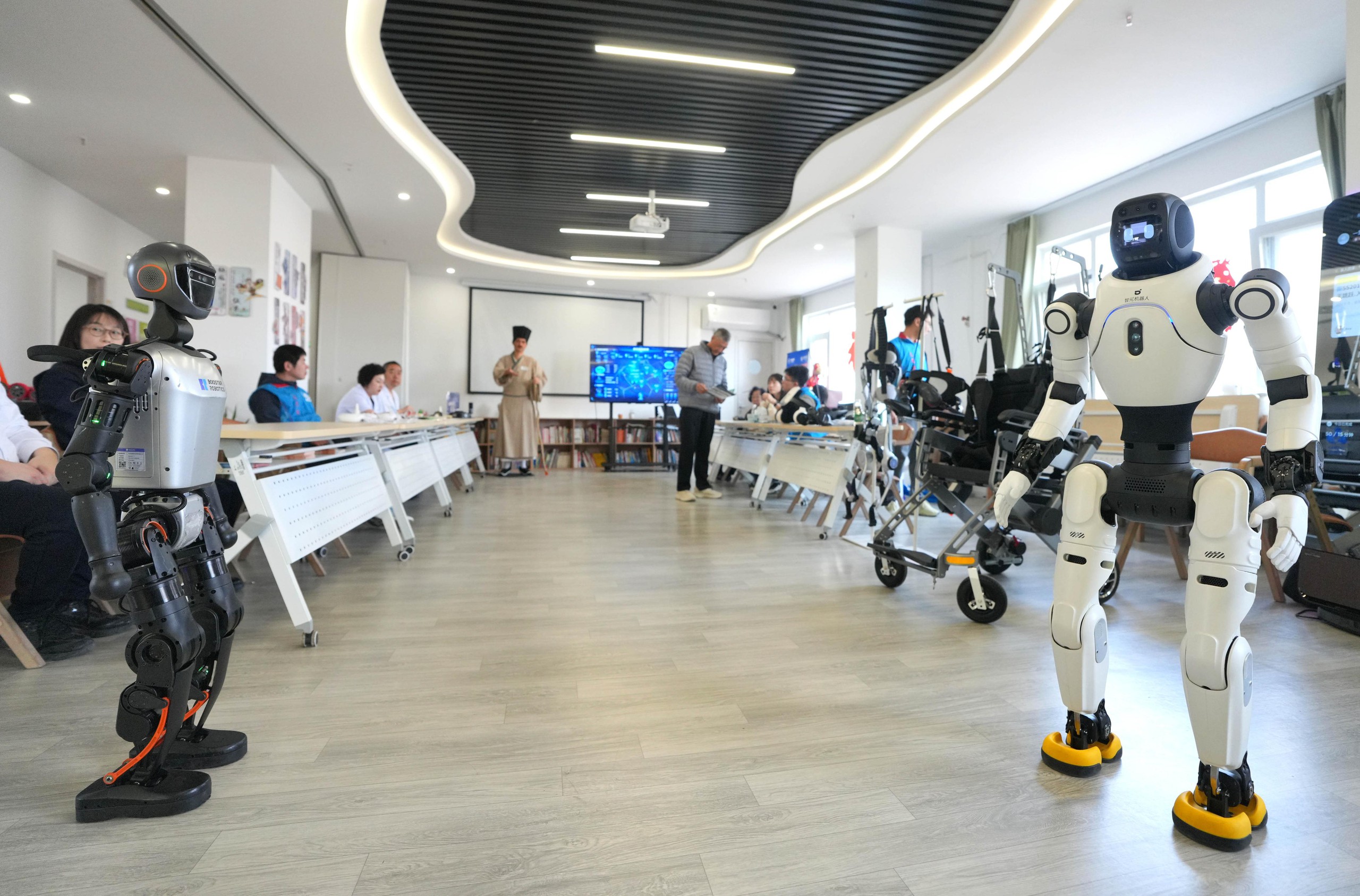 Phát hiện cơ sở chăm sóc người già rộng 1.100m²: Nấu ăn, massage, bấm huyệt đều có robot đảm nhận, đến việc đi lại cũng được hỗ trợ bằng công nghệ đặc biệt - Ảnh 1.