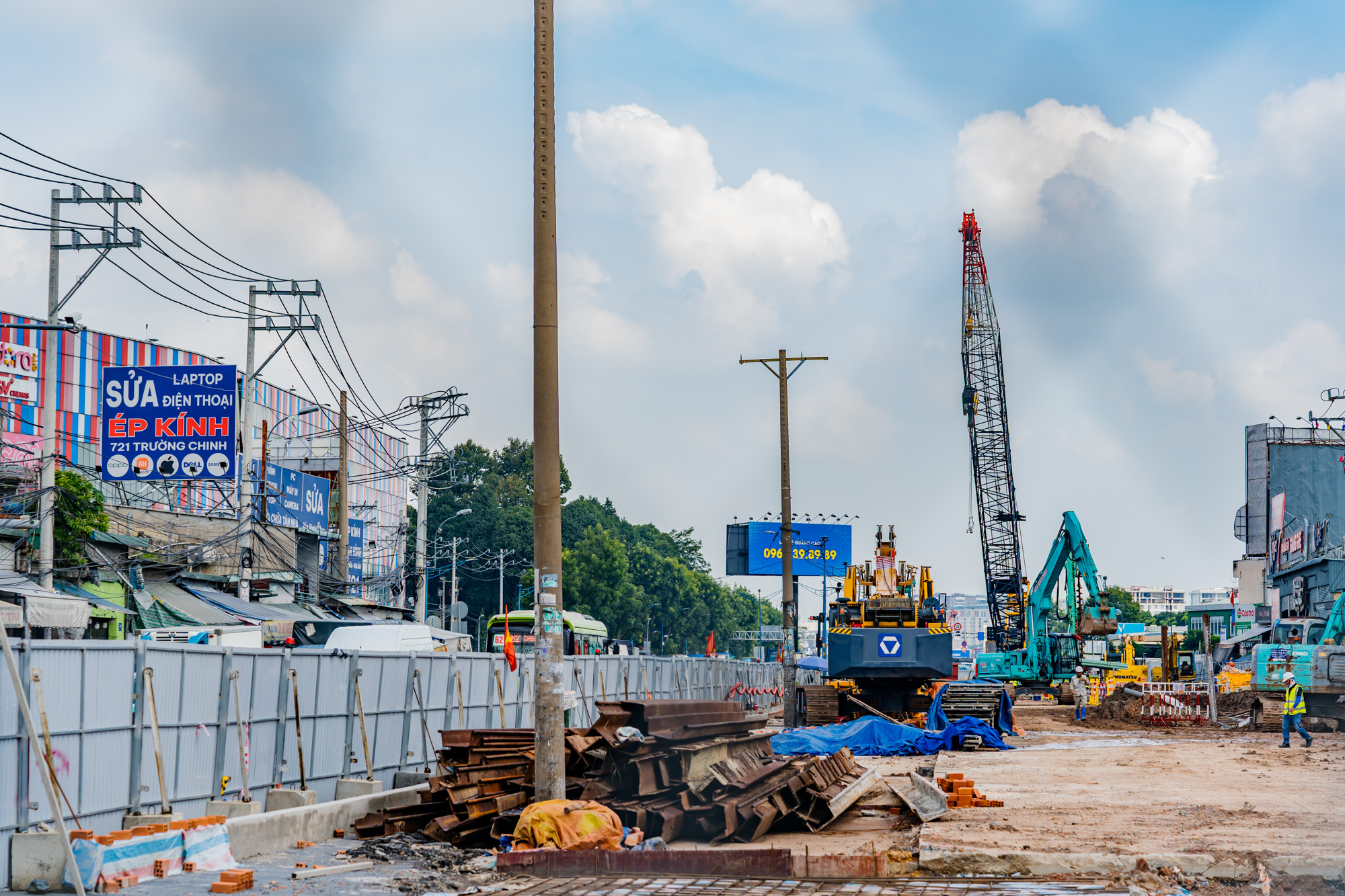 Cận cảnh đại công trường Metro số 2: Nơi đón siêu máy khoan hầm, nơi rục rịch quây tôn - Ảnh 7.