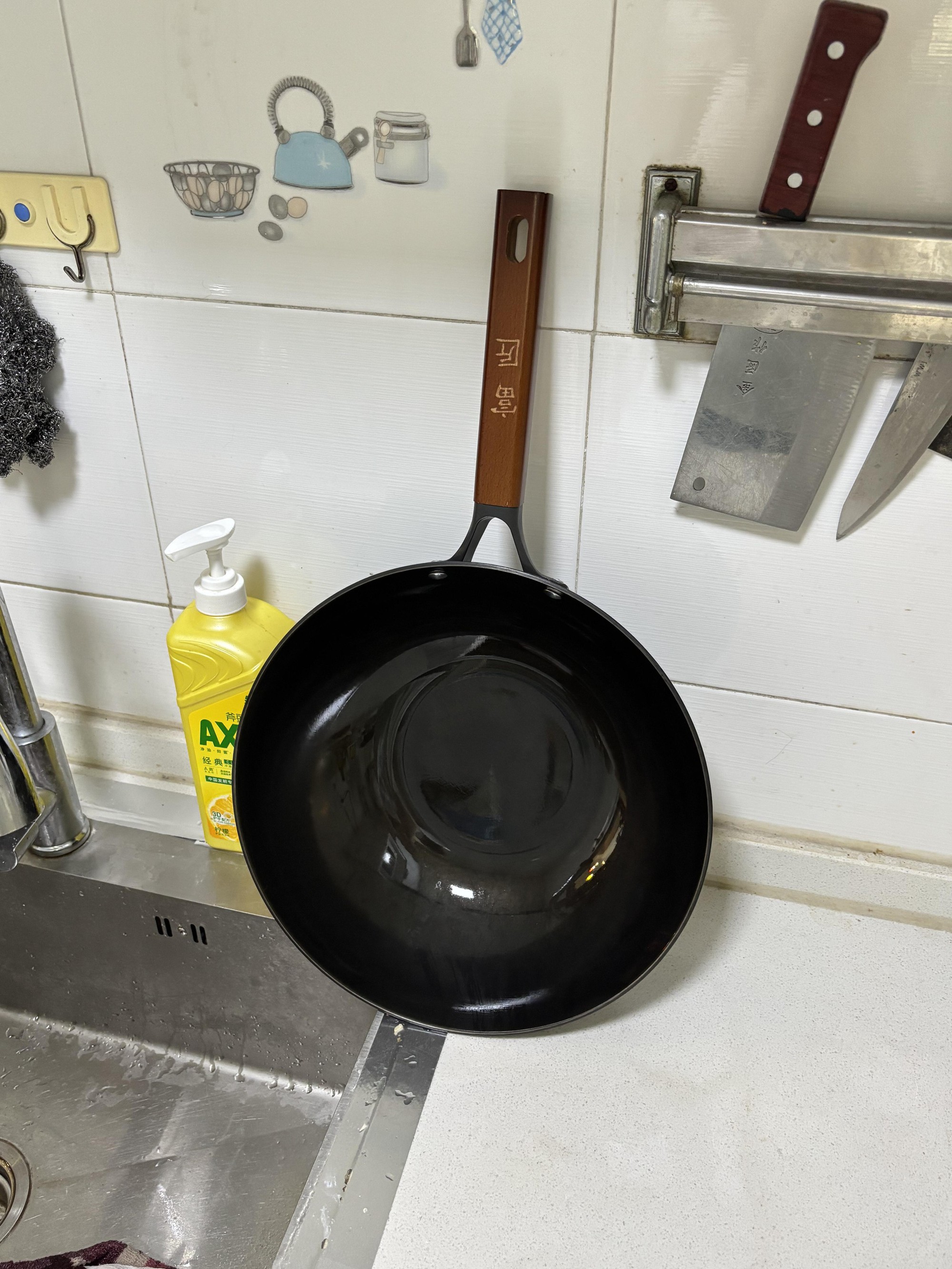 Dọn lại căn bếp tôi mới nhận ra: Nồi chảo mua cả đống nhưng thực ra chỉ cần 3 món là đủ - Ảnh 2.