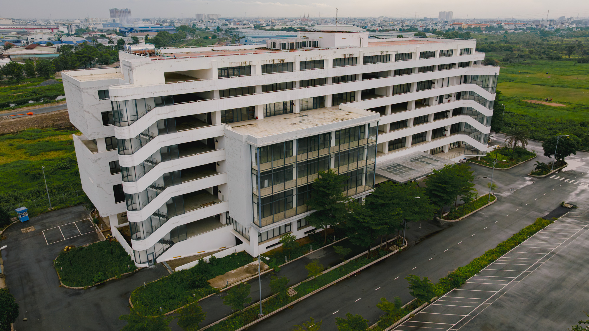 Cận cảnh đại công trường Metro số 2: Nơi đón siêu máy khoan hầm, nơi rục rịch quây tôn - Ảnh 9.
