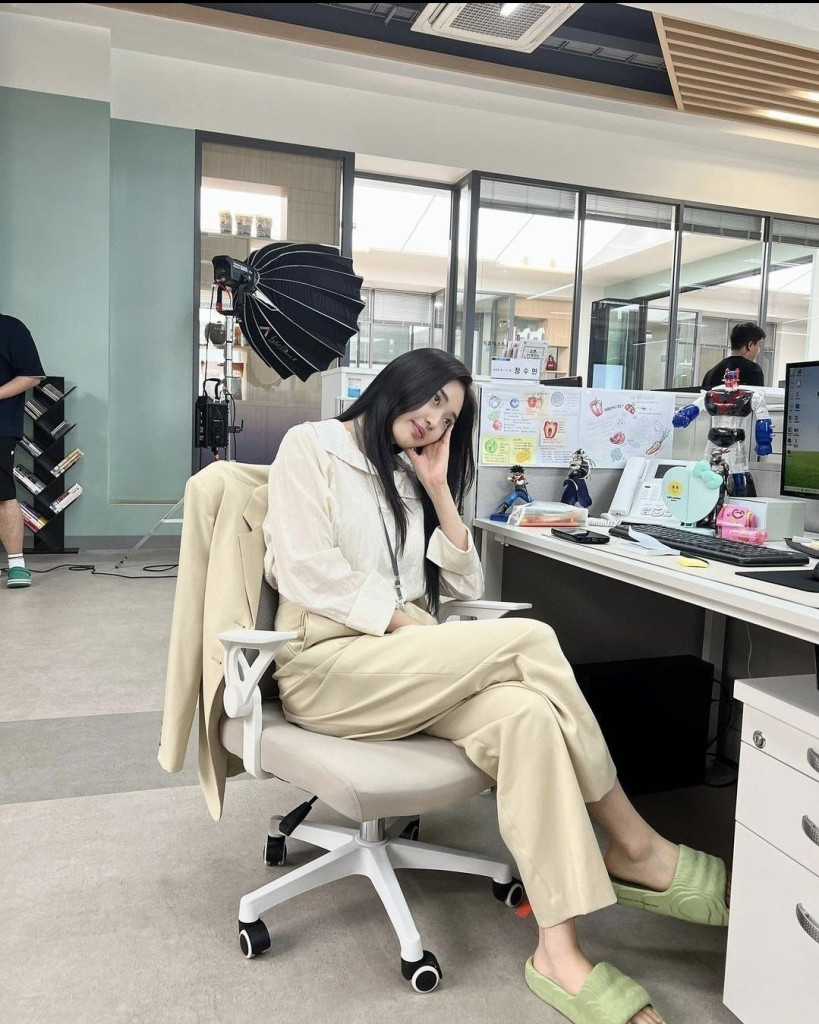 Đang làm việc, đồng nghiệp quay sang hỏi "Em rảnh không, giúp chị tí nhé": Người EQ cao đáp 1 câu mà vừa lòng cả đôi bên- Ảnh 2.