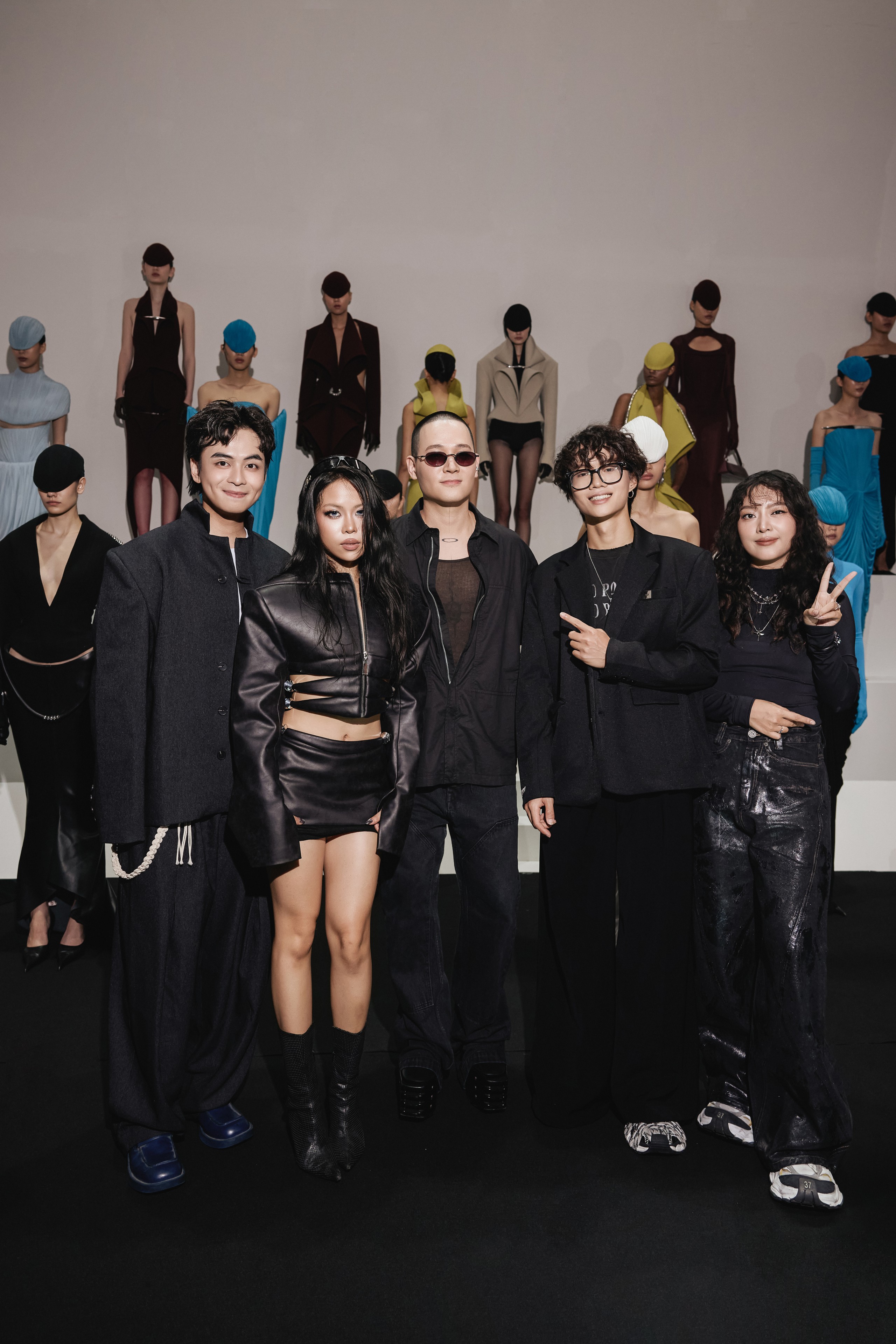 Gallery - Hồ Ngọc Hà đọ sắc Hồng Nhung, Mỹ Linh cùng loạt VIP, sao hạng A, hội tụ tại show diễn trong bảo tàng 100 tuổi - image 2