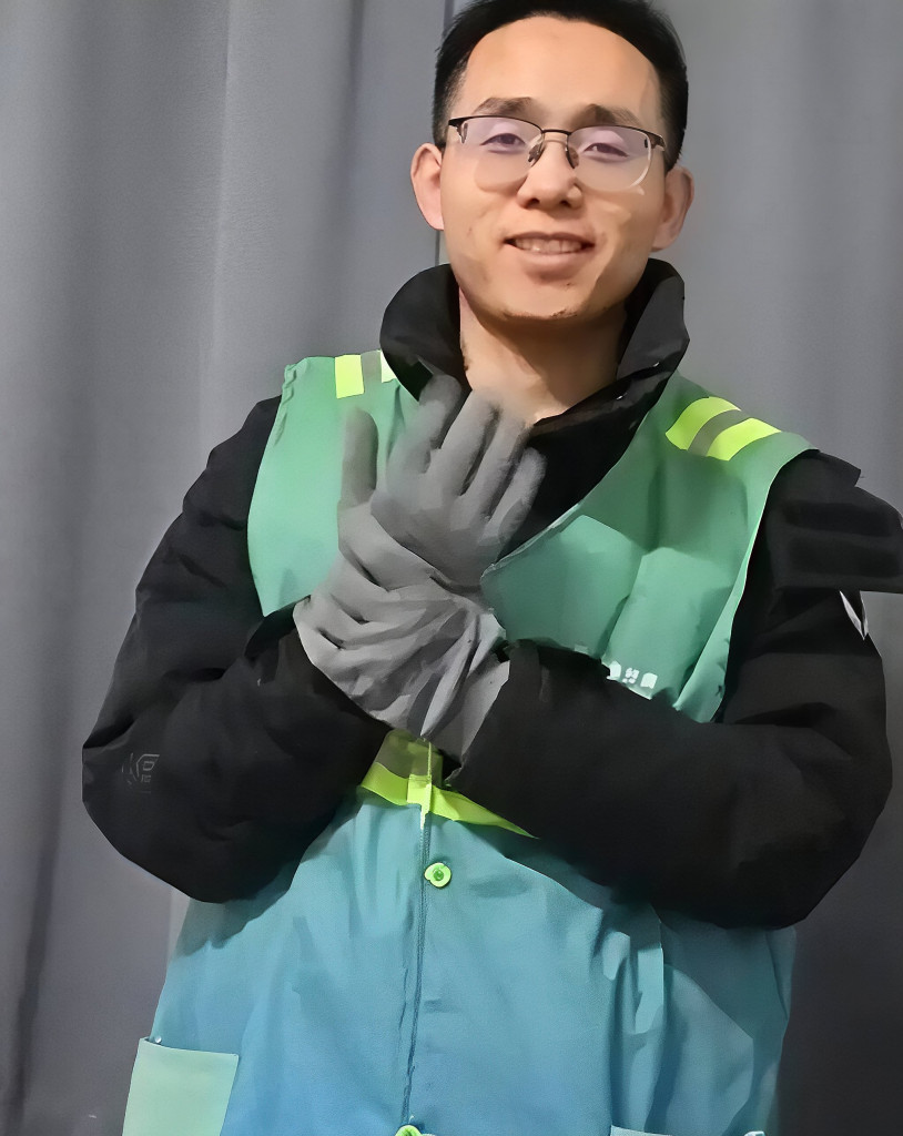 Phát hiện thạc sĩ trường top đầu từng nhận lương 1,9 tỷ đồng/năm, thất nghiệp phải đi làm lao công- Ảnh 1.