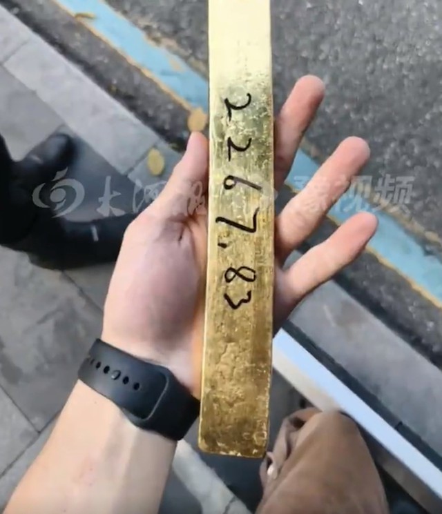 Đang đi giao hàng, shipper 17 tuổi bất ngờ phát hiện điều khác thường bên đường: Cảnh sát lập tức vào cuộc- Ảnh 2.