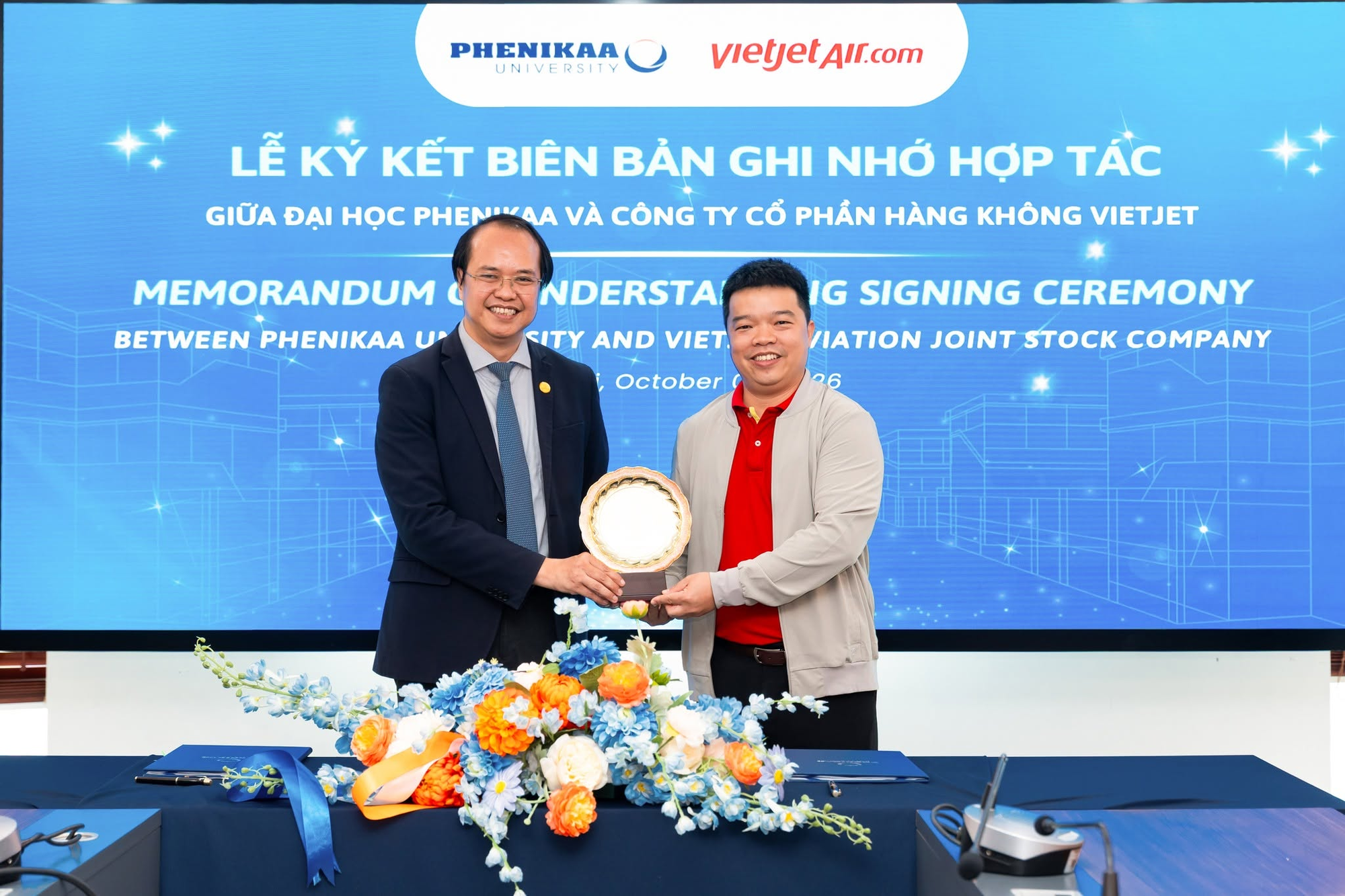 Tỷ phú Nguyễn Thị Phương Thảo bắt tay vị giáo sư giàu nhất Việt Nam, chuẩn bị làm điều đặc biệt- Ảnh 1. Tỷ phú Nguyễn Thị Phương Thảo bắt tay vị giáo sư giàu nhất Việt Nam, chuẩn bị làm điều đặc biệt- Ảnh 1.