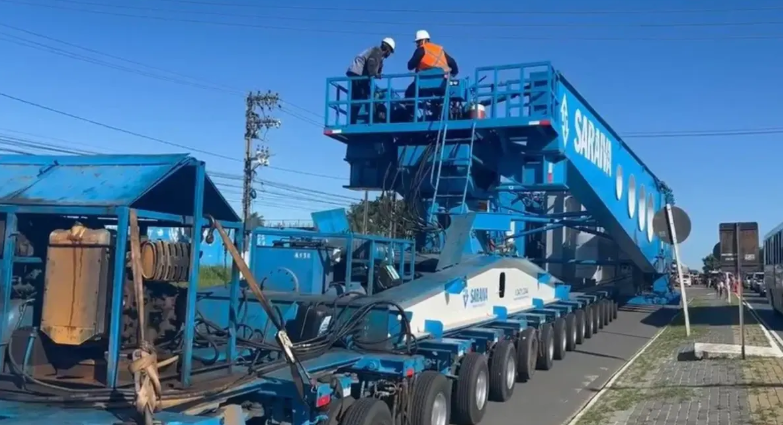 Phát hiện một thiết bị dài hơn 11m, nặng 250 tấn được vận chuyển bằng đoàn xe hộ tống, âm thầm thực hiện một nhiệm vụ quan trọng  - Ảnh 1.