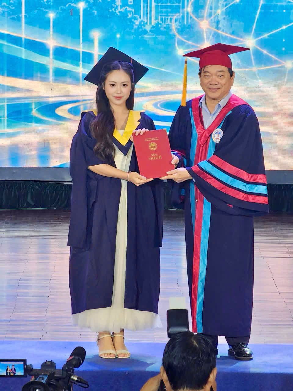 Tình hình hiện tại của cô gái người Lào nổi tiếng nhất Việt Nam - Ảnh 1.
