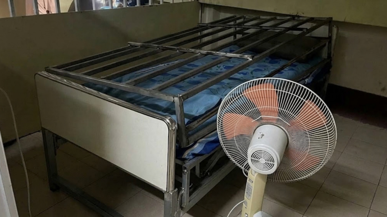 Thái Lan: Trung tâm chăm sóc dùng lồng sắt bao quanh giường, có 129 giường thay vì 50 như giấy phép- Ảnh 1.
