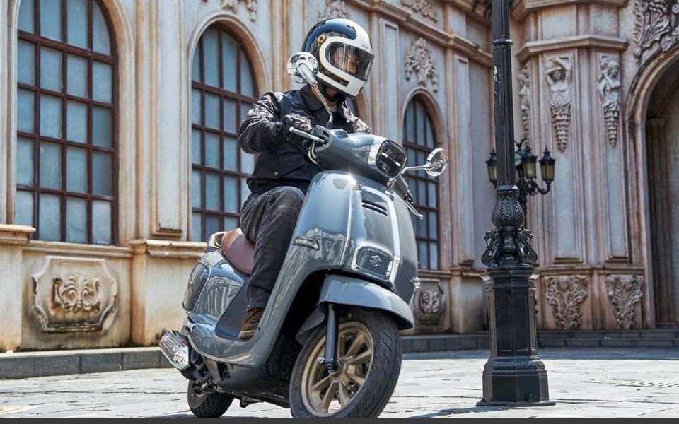 Xe tay ga mới của Suzuki: đẹp ngang ngửa Vespa mà giá chưa tới 40 triệu đồng