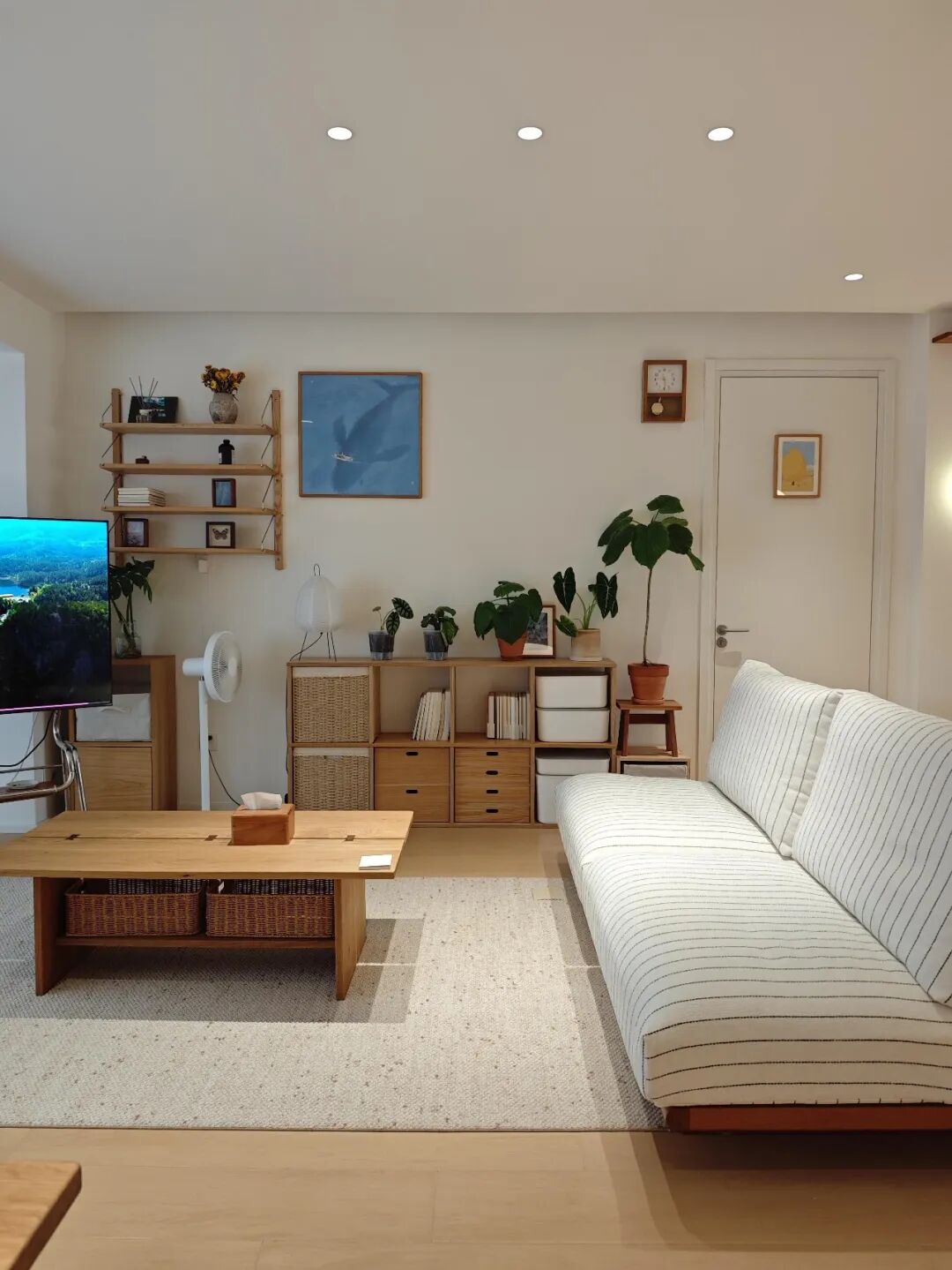 Bỏ thói quen kê sofa sát tường, phòng khách bỗng có thêm 1 khoảng cực hữu dụng: Nhà nhỏ càng nên tham khảo - Ảnh 6.