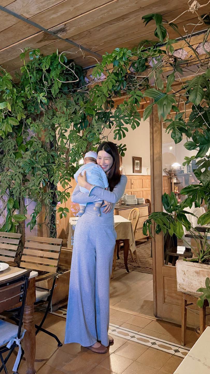 Á hậu Vbiz cưới chủ tịch Hotel Colline, sinh con trai 6 tháng tuổi giống bố y đúc- Ảnh 7.