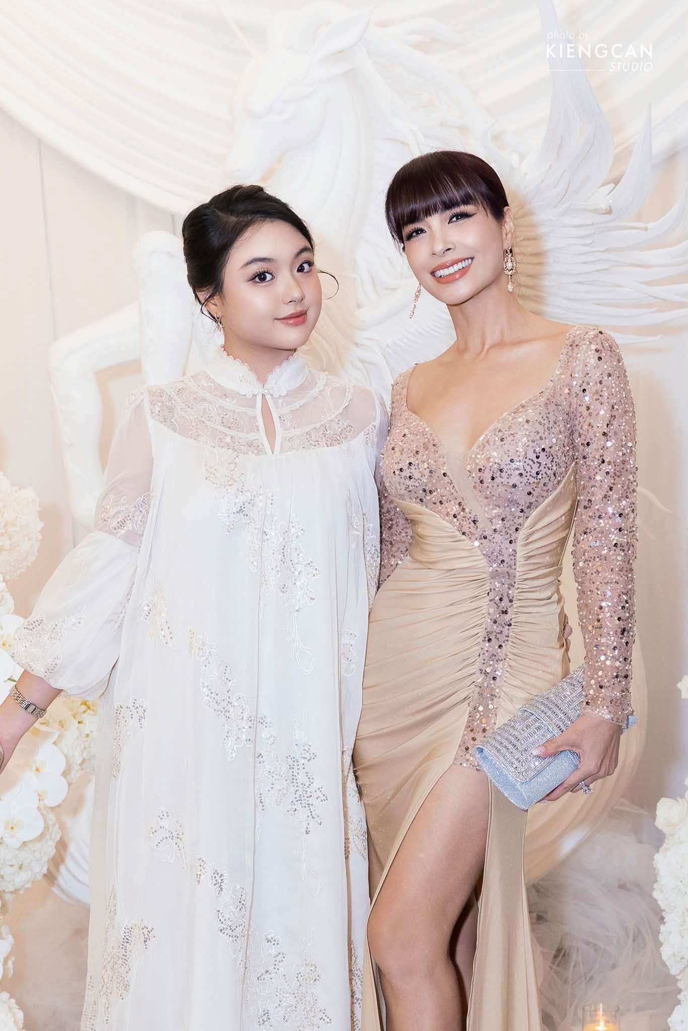 2 con gái siêu mẫu Thúy Hạnh tuổi thiếu nữ: Xinh đẹp nổi bật và được kỳ vọng nối nghiệp mẹ- Ảnh 1.