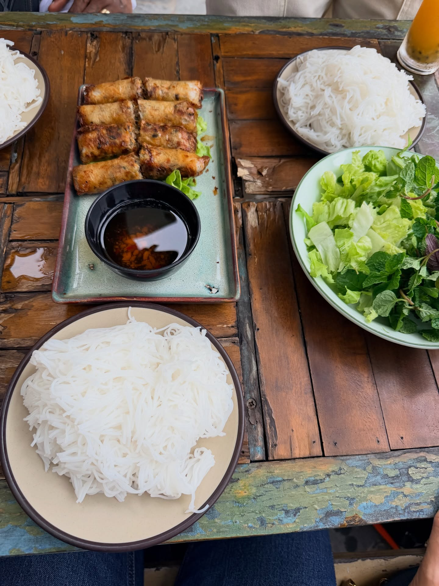 Xuân Son về Ninh Bình hậu chấn thương: Đi mua bún chả, chủ quán từ chối tính tiền- Ảnh 3.