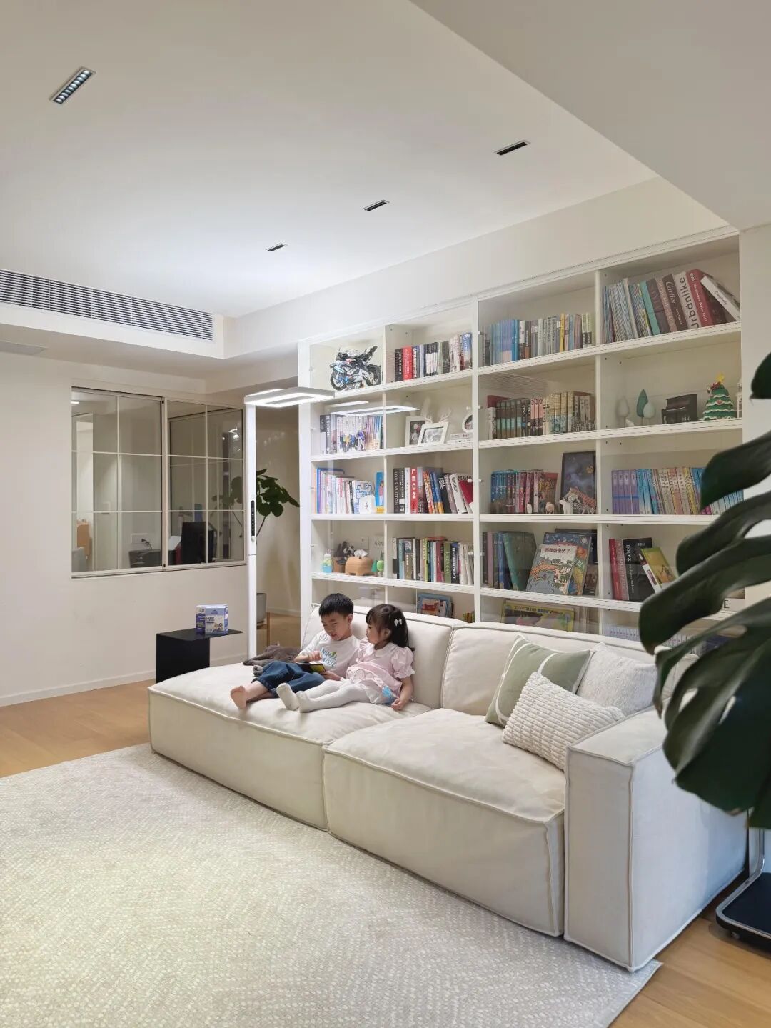 Bỏ thói quen kê sofa sát tường, phòng khách bỗng có thêm 1 khoảng cực hữu dụng: Nhà nhỏ càng nên tham khảo - Ảnh 2.