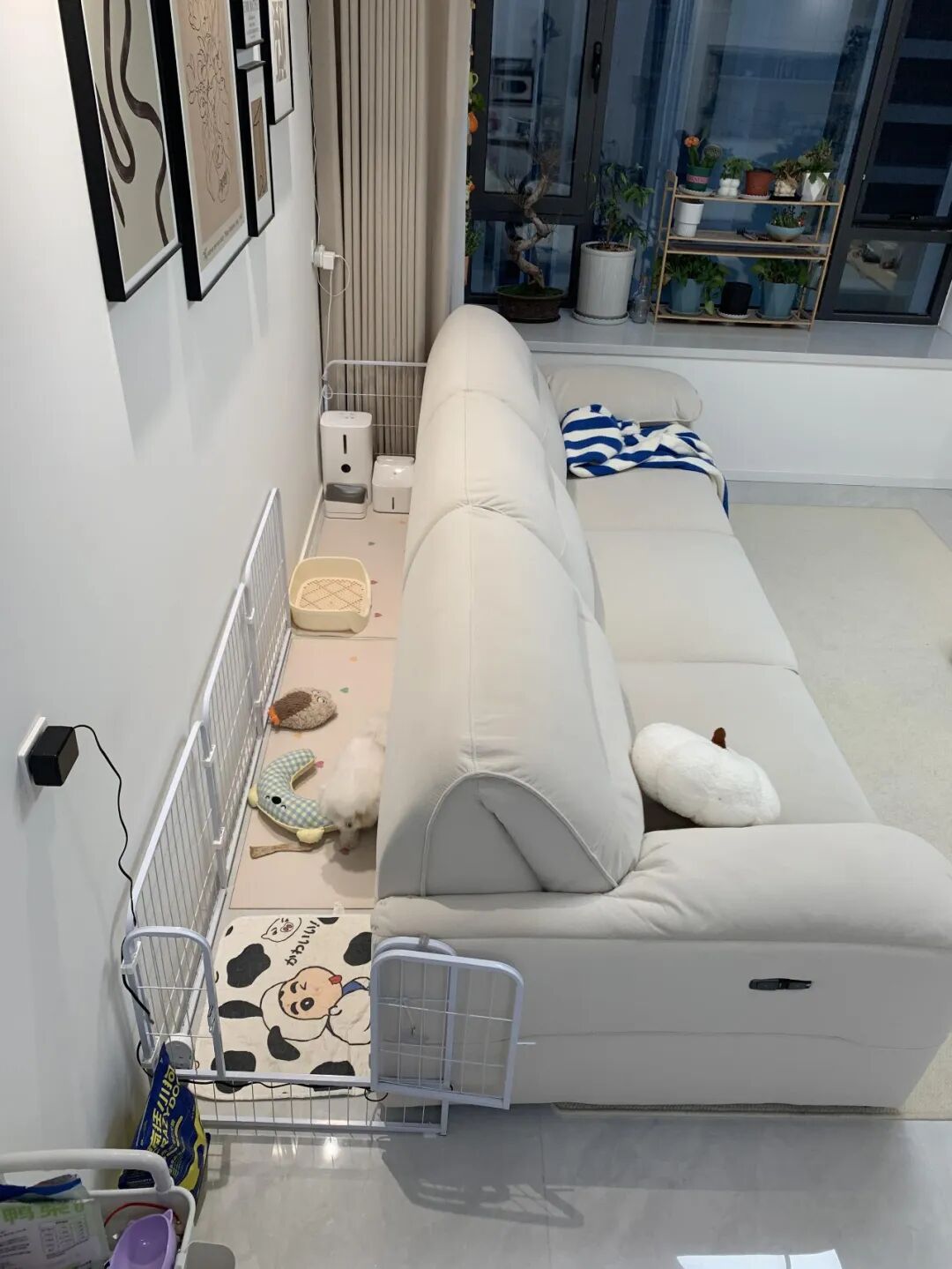 Bỏ thói quen kê sofa sát tường, phòng khách bỗng có thêm 1 khoảng cực hữu dụng: Nhà nhỏ càng nên tham khảo - Ảnh 4.