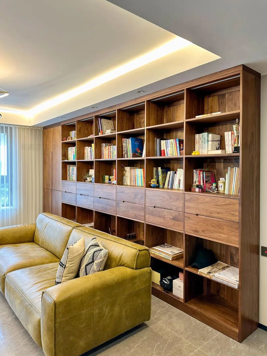 Bỏ thói quen kê sofa sát tường, phòng khách bỗng có thêm 1 khoảng cực hữu dụng: Nhà nhỏ càng nên tham khảo - Ảnh 1.