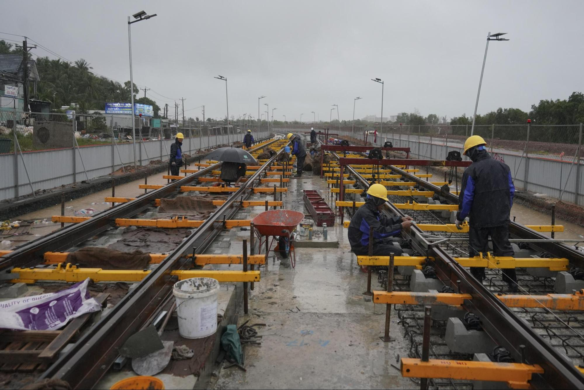 Việt Nam sắp có đại lộ 10 làn xe tích hợp tàu điện nhẹ đầu tiên, là trục xương sống kết nối sân bay và trung tâm: Chỉ vài tháng nữa sẽ thông tuyến - Ảnh 4.