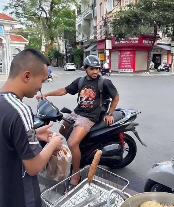 Xuân Son về Ninh Bình hậu chấn thương: Đi mua bún chả, chủ quán từ chối tính tiền- Ảnh 5.