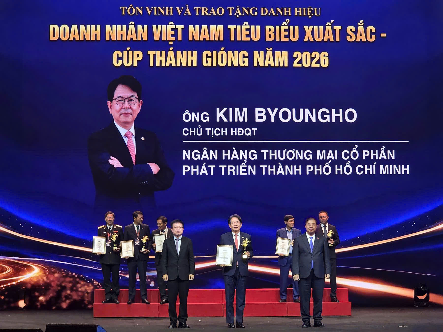 Chủ Tịch Hdbank Kim Byoungho Nhận Cúp Thánh Gióng 2026, Ghi Dấu Trong Top 10 Doanh Nhân Việt Nam Tiêu Biểu - Ảnh 1.