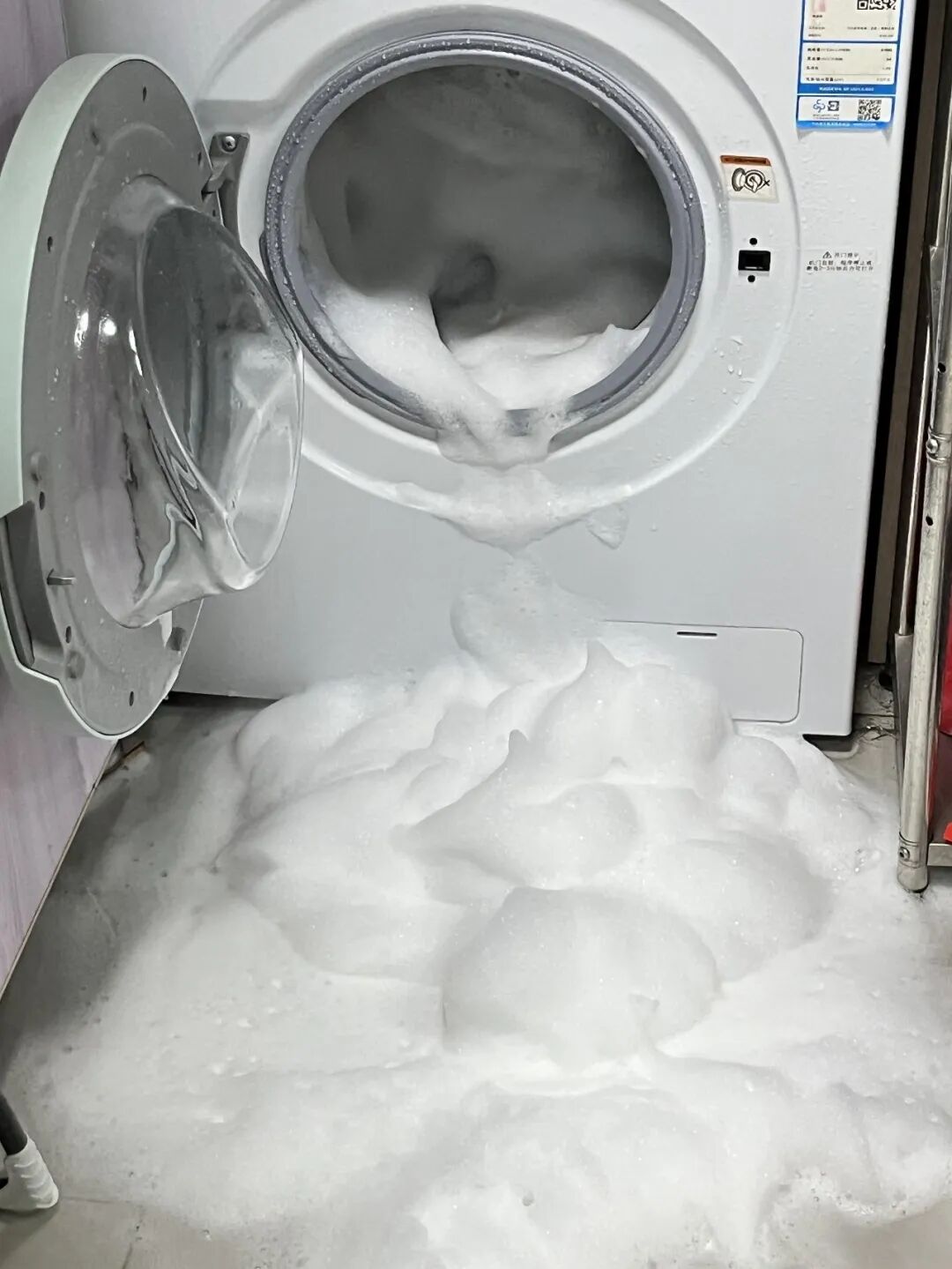 Máy giặt tràn bọt, không vắt, có mùi: 7 dấu hiệu dễ khiến nhiều người gọi thợ oan- Ảnh 1.
