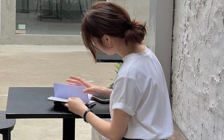 Mỗi tháng để dành vài triệu, nên mua vàng hay gửi ngân hàng?- Ảnh 1.