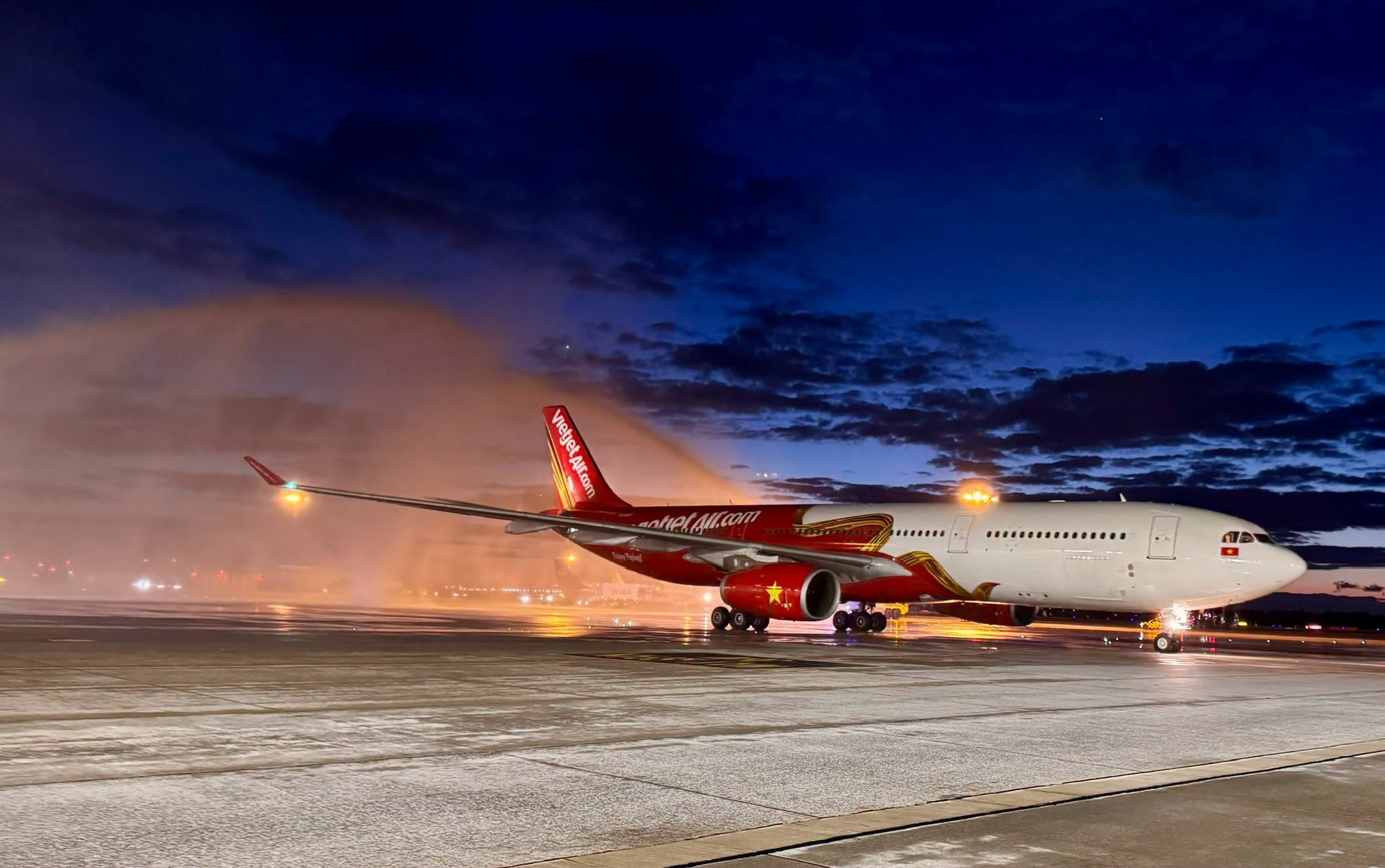 Đúng tối 10/10, một máy bay đặc biệt của Vietjet được chào đón bằng nghi thức phun vòi rồng tại sân bay Cộng hòa Séc - Ảnh 1.