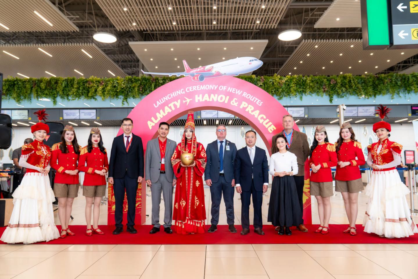 Đúng tối 10/10, một máy bay đặc biệt của Vietjet được chào đón bằng nghi thức phun vòi rồng tại sân bay Cộng hòa Séc - Ảnh 2.