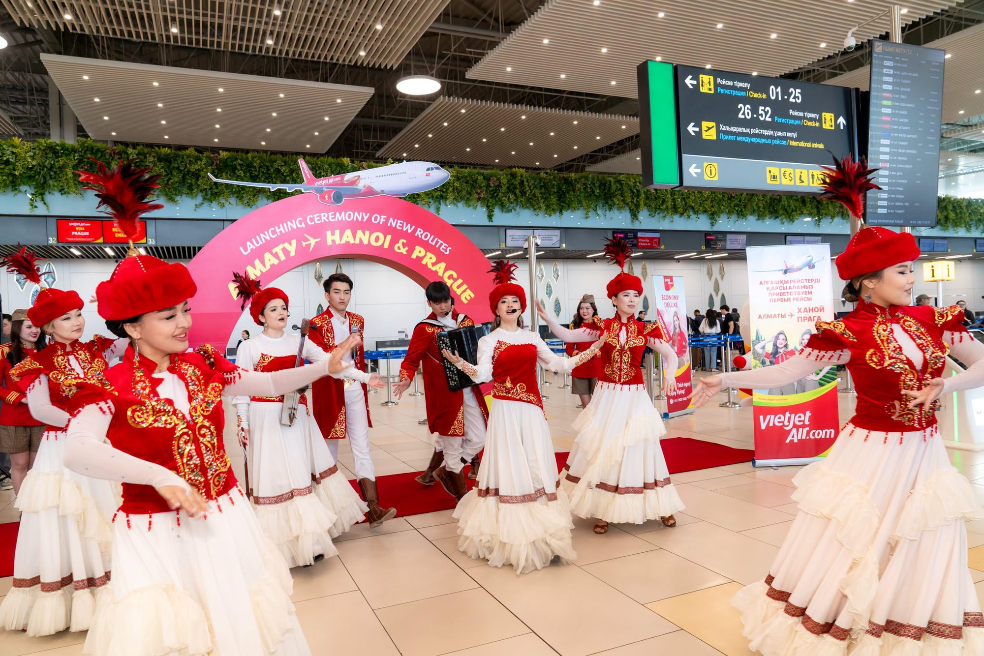 Đúng tối 10/10, một máy bay đặc biệt của Vietjet được chào đón bằng nghi thức phun vòi rồng tại sân bay Cộng hòa Séc - Ảnh 3.