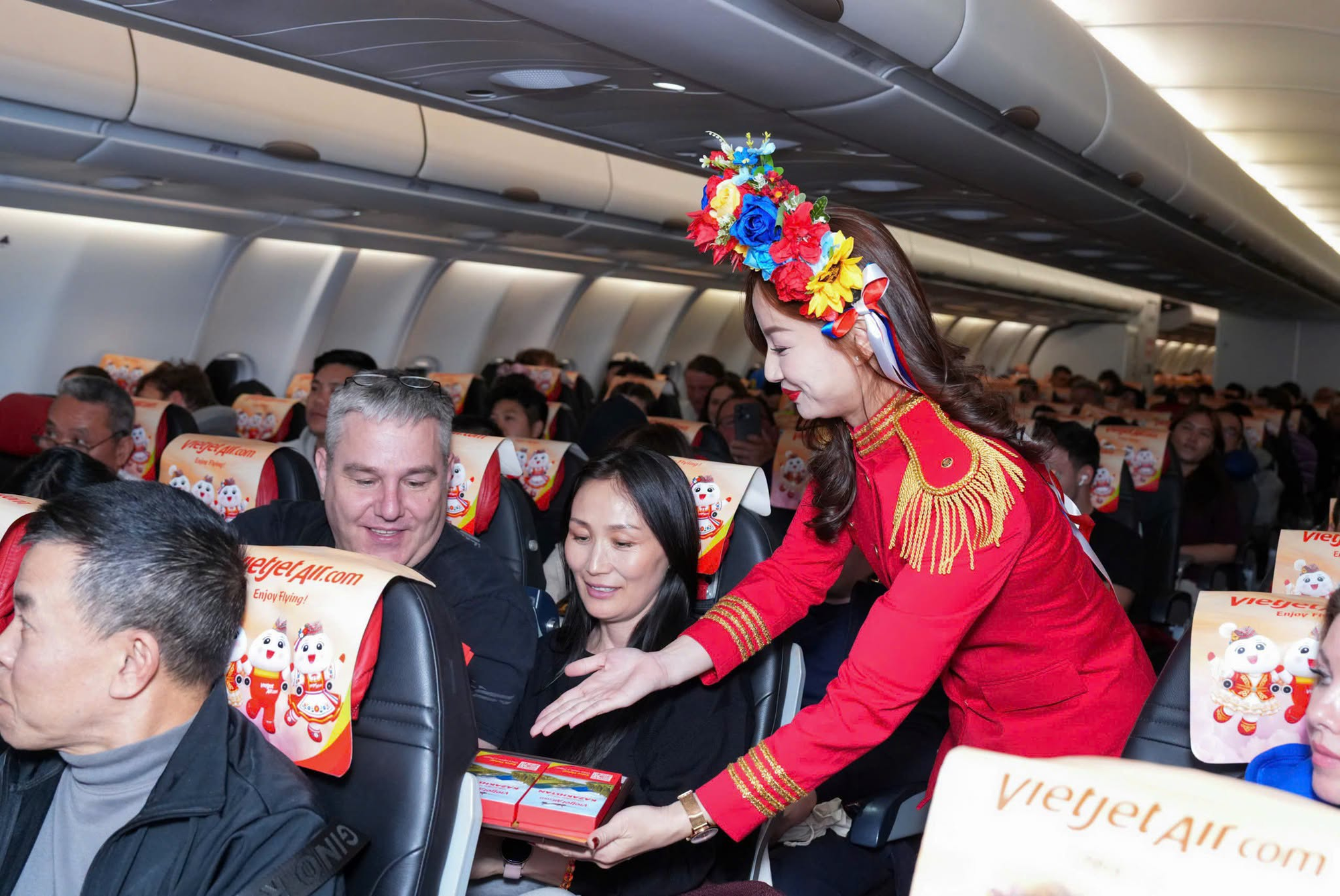 Đúng tối 10/10, một máy bay đặc biệt của Vietjet được chào đón bằng nghi thức phun vòi rồng tại sân bay Cộng hòa Séc - Ảnh 4.