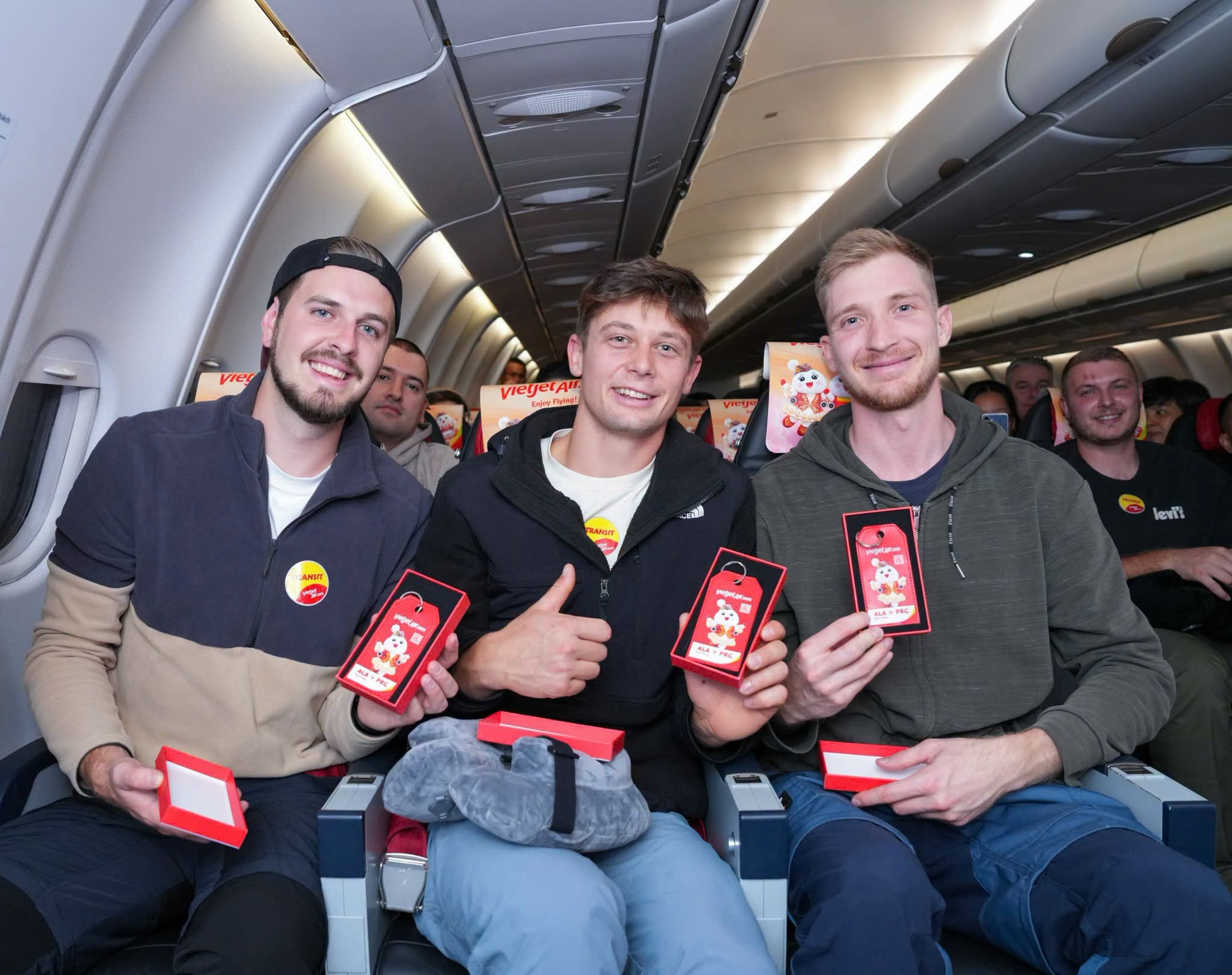 Đúng tối 10/10, một máy bay đặc biệt của Vietjet được chào đón bằng nghi thức phun vòi rồng tại sân bay Cộng hòa Séc - Ảnh 5.
