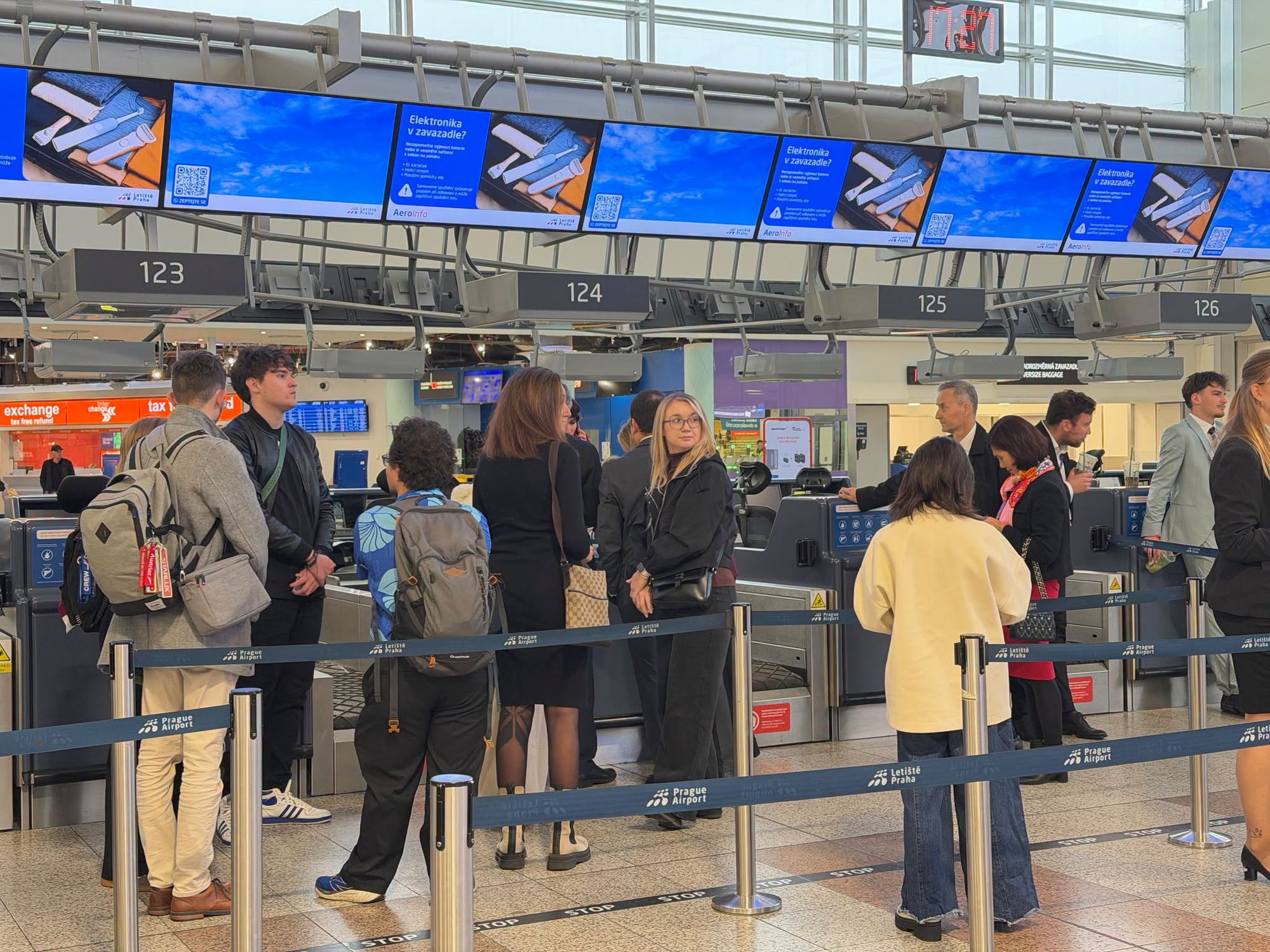 Đúng tối 10/10, một máy bay đặc biệt của Vietjet được chào đón bằng nghi thức phun vòi rồng tại sân bay Cộng hòa Séc - Ảnh 10.