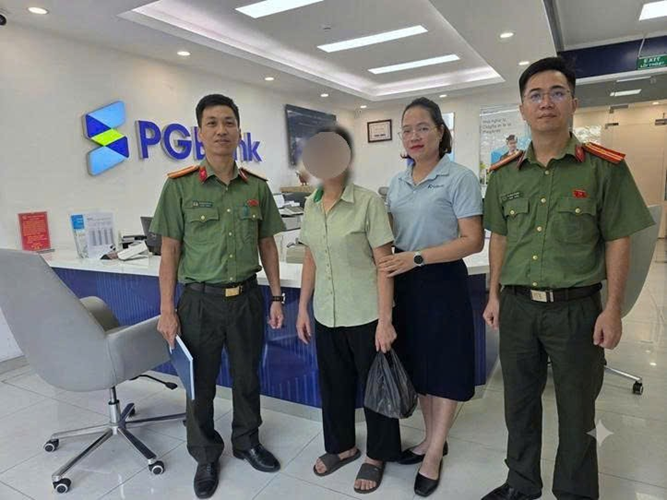 Nhận trình báo từ nhân viên ngân hàng, công an kiểm tra các giao dịch bán vàng, rút sổ tiết kiệm để chuyển khoản từ 900 triệu đến 1,5 tỷ đồng - Ảnh 1.