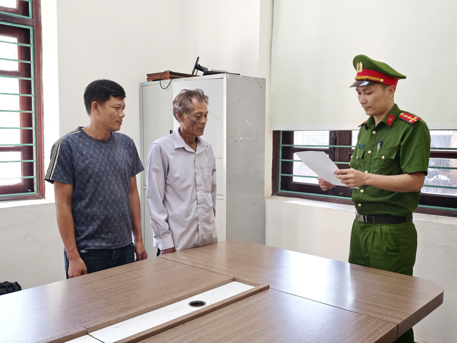 Ra quyết định khởi tố hai cha con Trần Xuân Trọng SN 1966 - Ảnh 1.