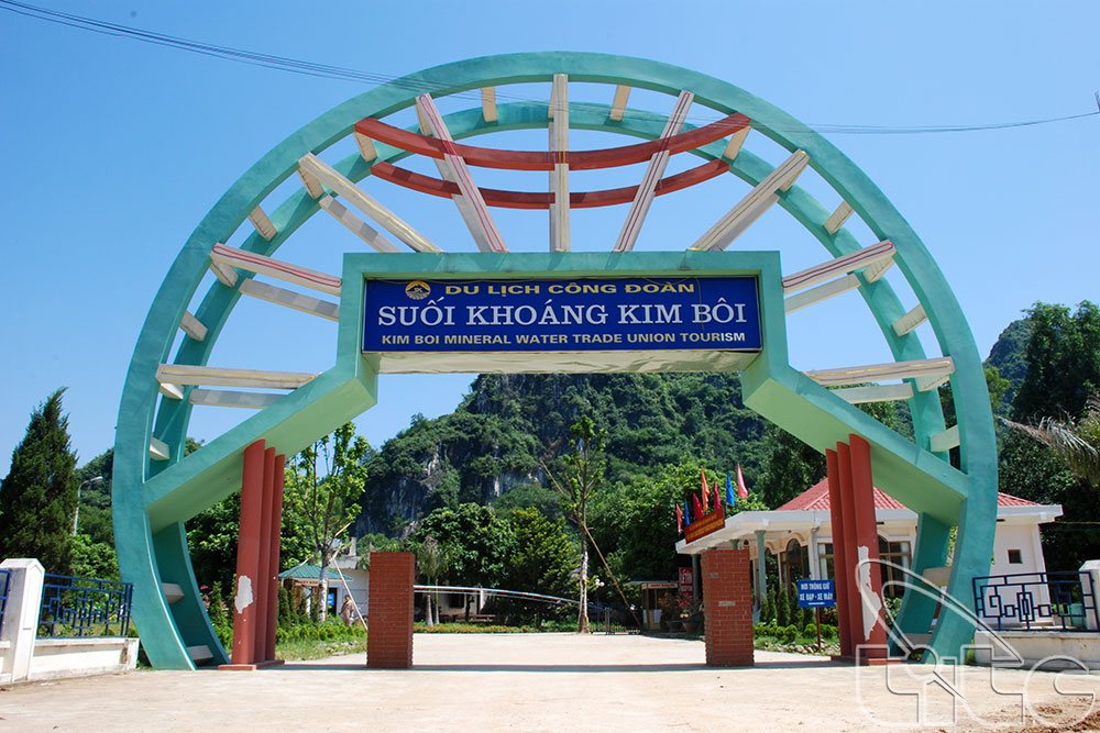 Cách Hà Nội không xa, nơi này sở hữu suối khoáng nóng tự nhiên gắn với tầng đá cổ 250 triệu năm, là nơi nhiều người tìm tới để chăm sóc sức khỏe- Ảnh 1.