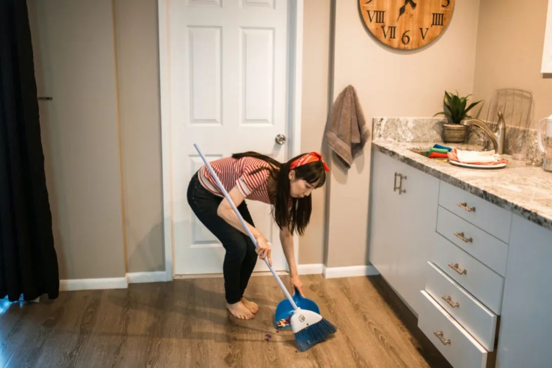 Điều khiến nhiều bà nội trợ kiệt sức không phải nấu cơm hay lau nhà, mà là những việc nhà vô hình không bao giờ kết thúc- Ảnh 2.