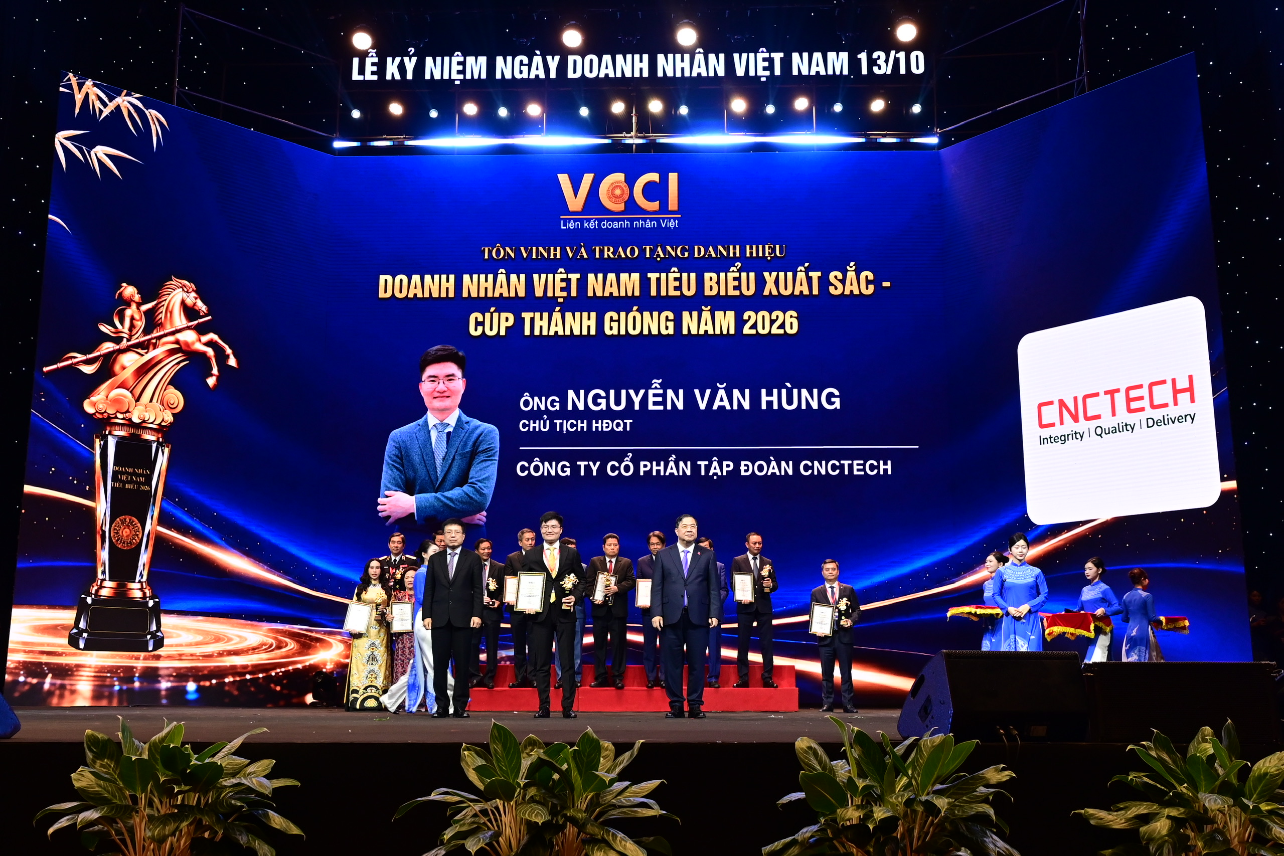 Chủ tịch CNCTech Nguyễn Văn Hùng được tôn vinh trong danh sách TOP10 “Doanh nhân Việt Nam tiêu biểu - Cúp Thánh Gióng” năm 2026 - Ảnh 1.
