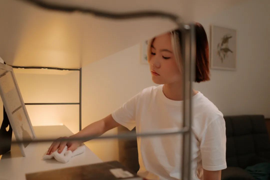 Điều khiến nhiều bà nội trợ kiệt sức không phải nấu cơm hay lau nhà, mà là những việc nhà vô hình không bao giờ kết thúc- Ảnh 1.