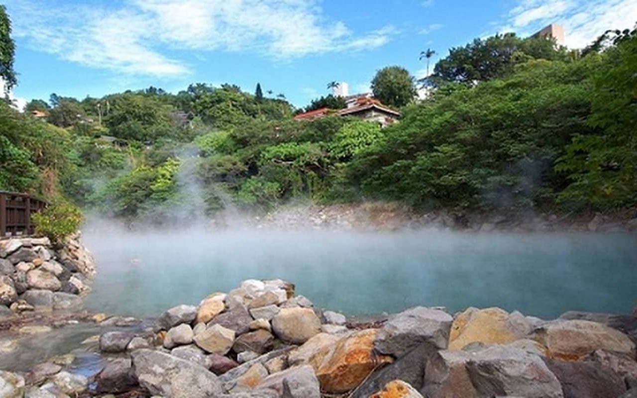 Cách Hà Nội không xa, nơi này sở hữu suối khoáng nóng tự nhiên gắn với tầng đá cổ 250 triệu năm, là nơi nhiều người tìm tới để chăm sóc sức khỏe