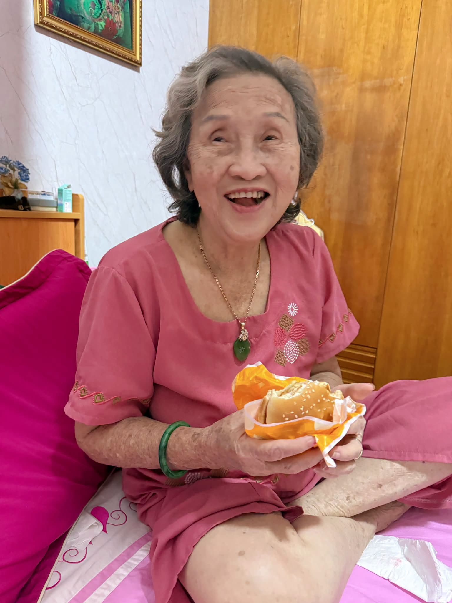 Tình hình mẹ ruột Hoài Linh sau khi cả nhà cuống cuồng gọi bác sĩ: "Đòi ăn hamburger"- Ảnh 1.