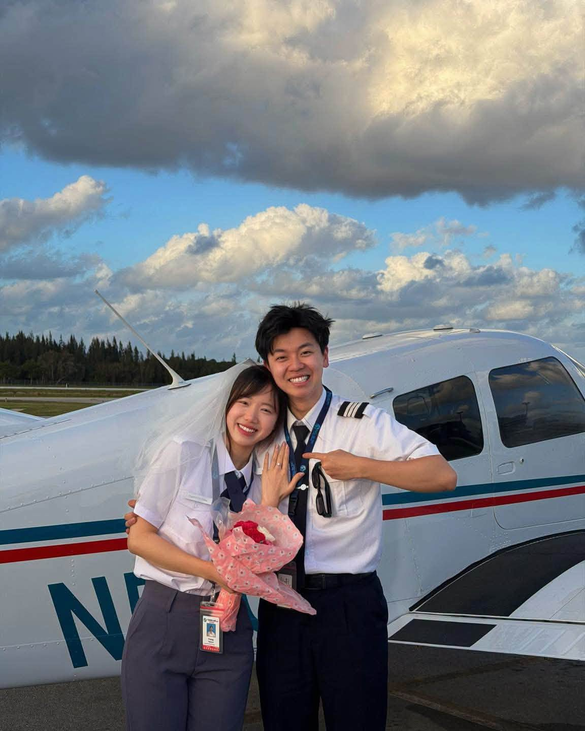 Cơ phó SN 2001 vừa cầu hôn bạn gái trên máy bay riêng ở Mỹ, từ bỏ Đại học Bách Khoa để theo nghề hiện tại - Ảnh 1.