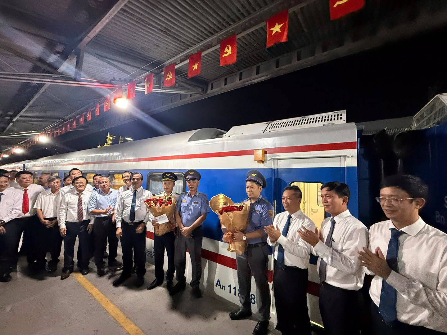 Việt Nam vừa hoàn thành nâng cấp 32 toa tàu, phục vụ chuyến chạy 411 km xuyên 4 tỉnh trong ~8 tiếng: Hiện đại như ở Nhật Bản, Italia, giá vé chỉ từ vài trăm nghìn đồng - Ảnh 1. Việt Nam vừa hoàn thành nâng cấp 32 toa tàu, phục vụ chuyến chạy 411 km xuyên 4 tỉnh trong ~8 tiếng: Hiện đại như ở Nhật Bản, Italia, giá vé chỉ từ vài trăm nghìn đồng - Ảnh 1.