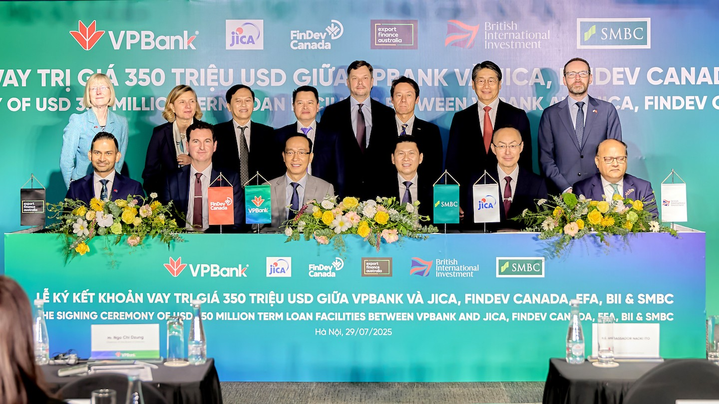 Công ty đầu tư 13 tỷ USD của Anh công bố chiến lược xanh 1,6 tỷ USD, nhắc tên 2 ngân hàng của tỷ phú Việt Nam - Ảnh 2.