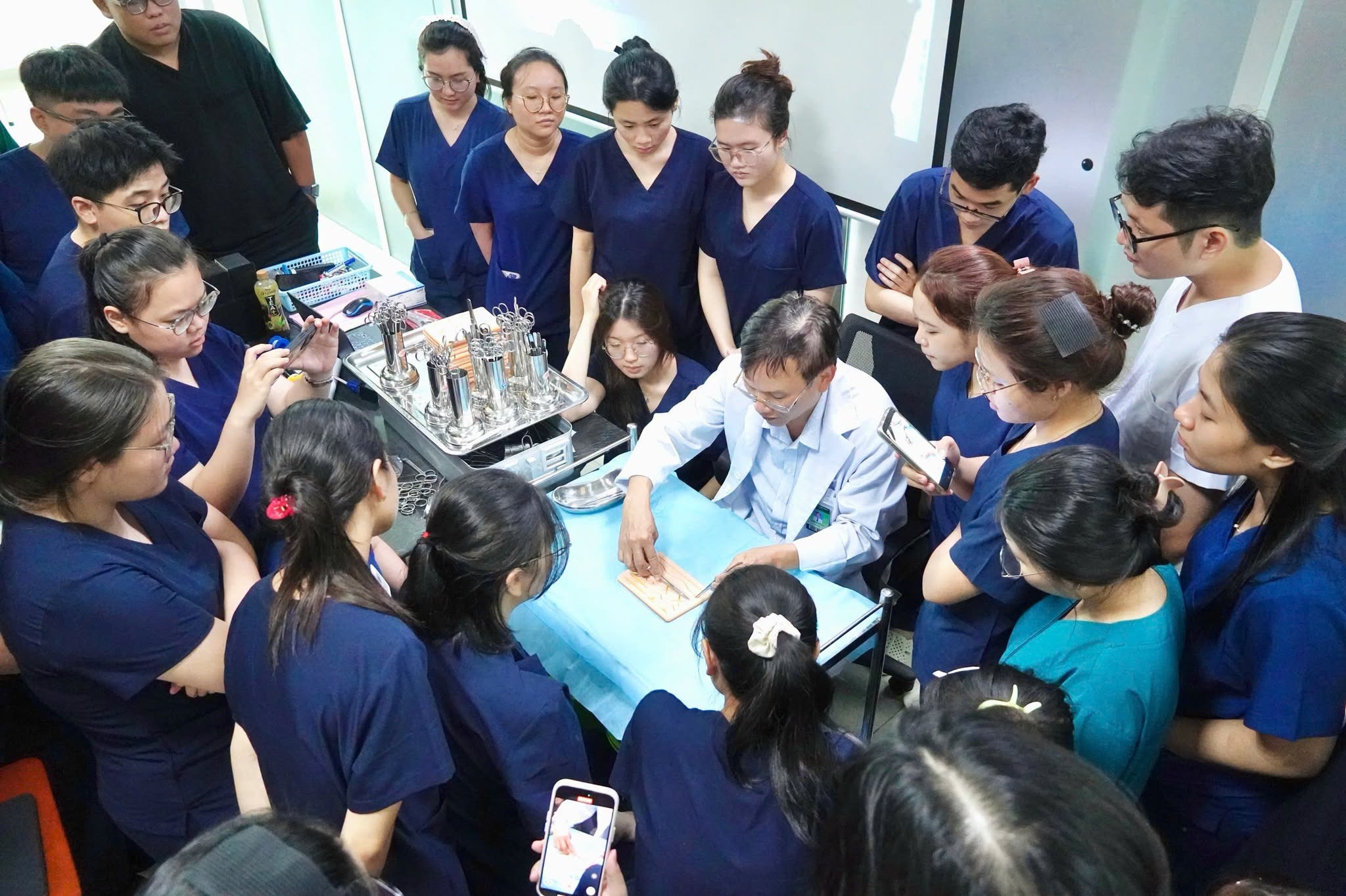 Trường đại học 2.800 tỷ đồng của đại gia Đặng Thị Hoàng Yến: Thu không đủ chi 2 năm liên tiếp, trả lương nhân sự 27 tỷ đồng/năm - Ảnh 2.