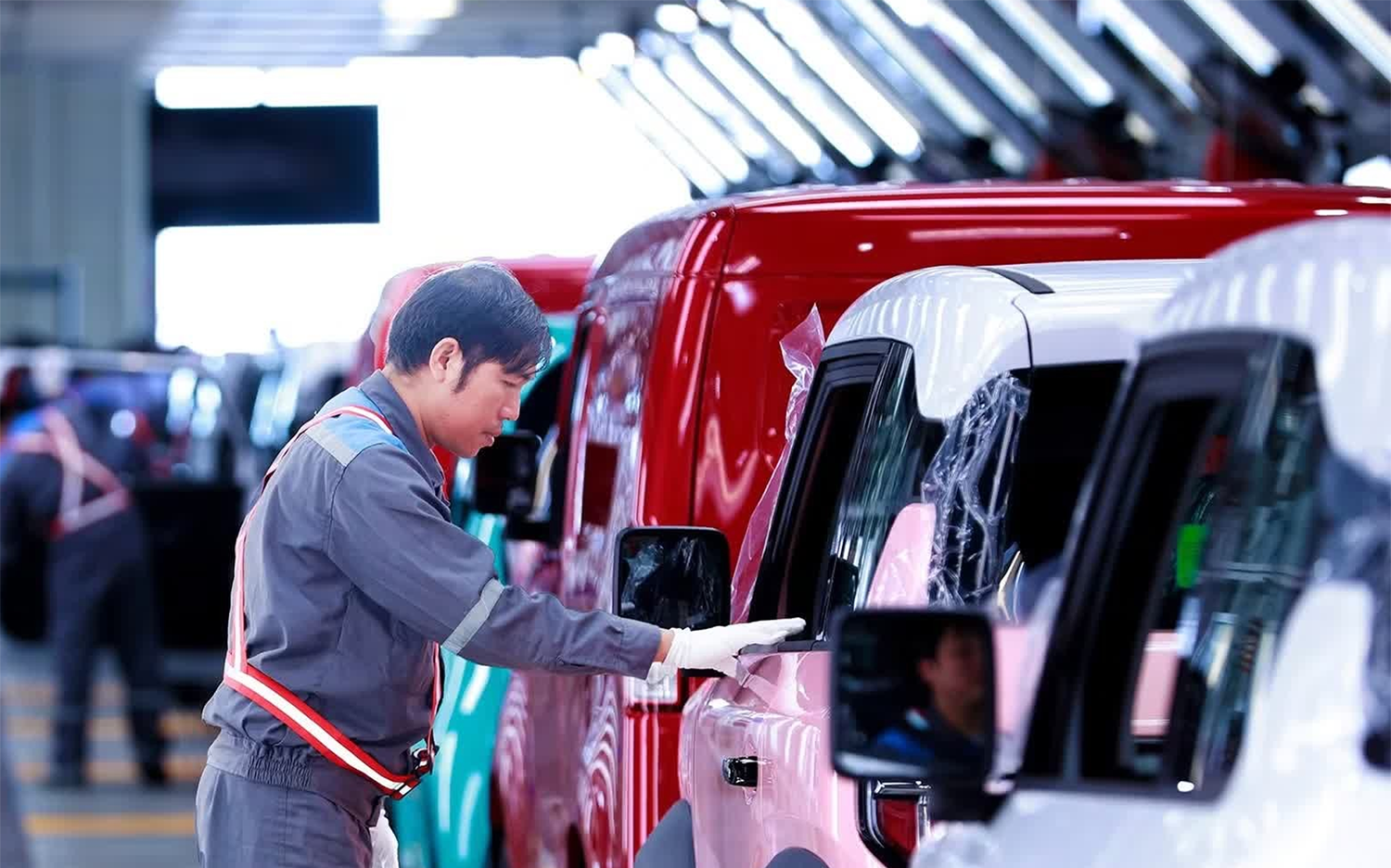 Về Hà Tĩnh, tỷ phú Phạm Nhật Vượng tìm 1.900 nhân sự cho VinFast: Nam cao trên 1m60, nặng từ 50kg, nữ cao trên 1m50, nặng từ 40kg